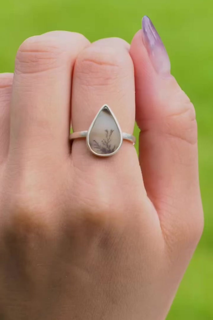 ジュエリースタジオMASHIROのカラーストーンアップサイクルジュエリー。伝土リティックアゲート・ペアシェイプカット1.6カラット・マットシルバーの槌目リング