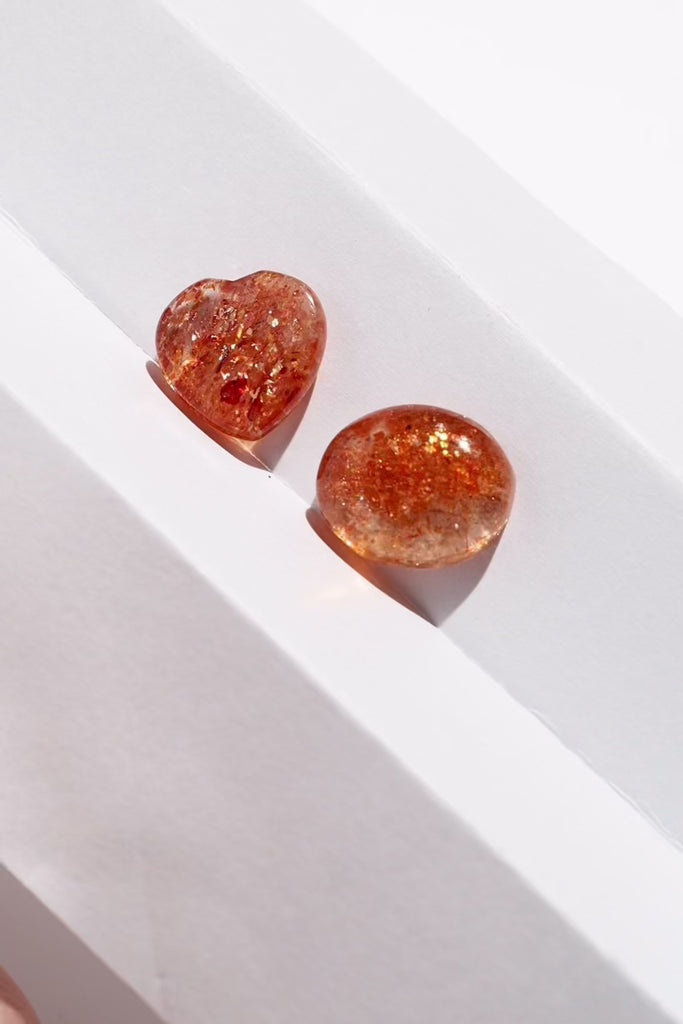 ジュエリースタジオMASHIROがお届けする宝石。タンザニア産のイリュージョンサンストーン・ハートシェイプカット・5.518ct・12.8*12.8mm・と、オーバルカット・7.818ct・14.4*11.8mmの２つの宝石