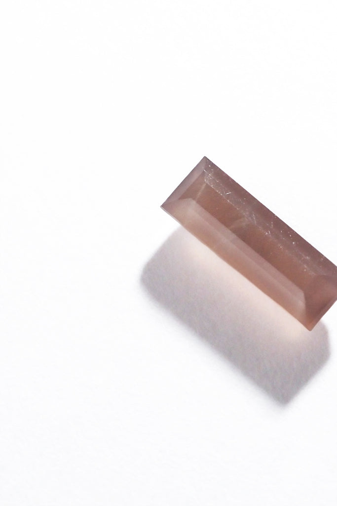 MASHIRO チョコレートムーンストーン・バゲットカット1石単体寄り写真