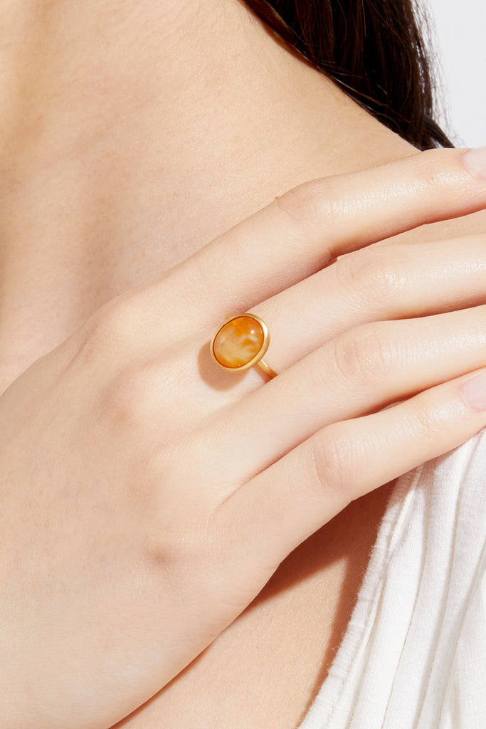 MASHIRO 覆輪留シンプルなデザインのマットゴールドリング（指輪）着用写真