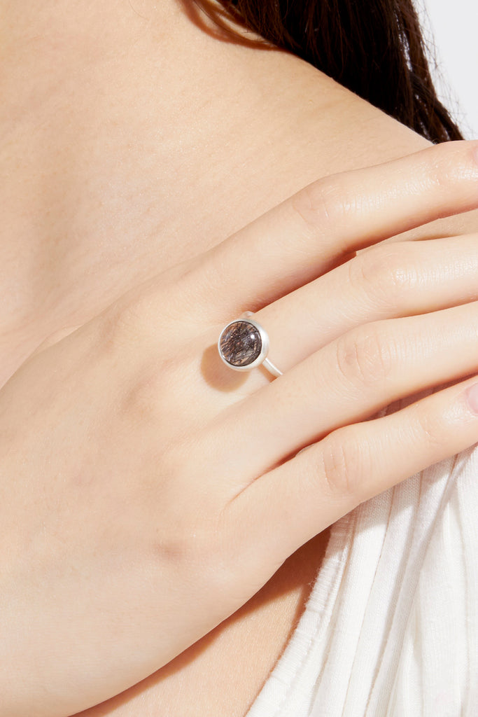 MASHIRO 覆輪留シンプルなデザインの光沢、マットシルバーリング（指輪）重付け着用写真