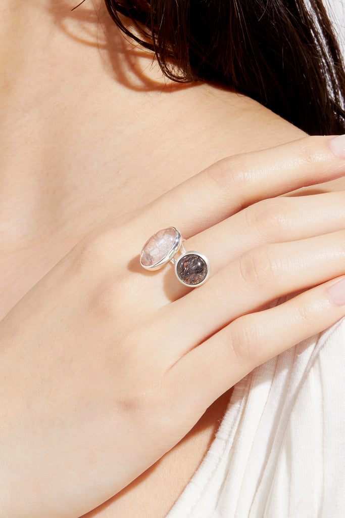 MASHIRO 覆輪留シンプルなデザインの光沢、マットシルバーリング（指輪）重付け着用写真