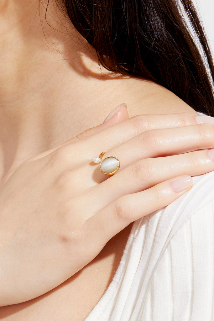 MASHIRO 覆輪留のパールコンビデザインのリング（指輪）の単体着用写真
