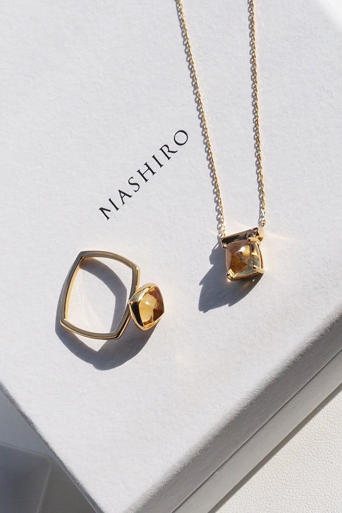 MASHIRO 覆輪留スクエアデザインのリング（指輪）、ネックレス、シトリンの置き画